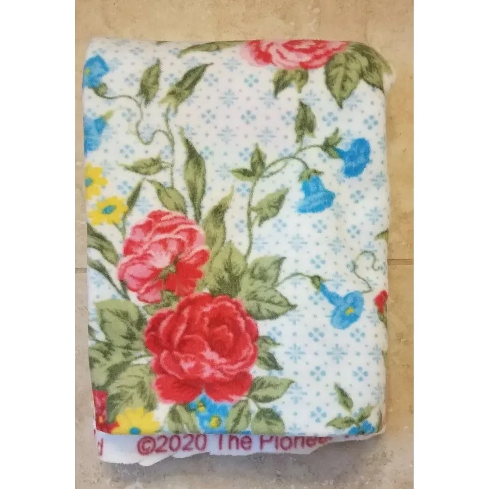 The Pioneer Woman Sweet Rose Floral Fleece Fabric 2 yards for Blanket Throw‎ NEW